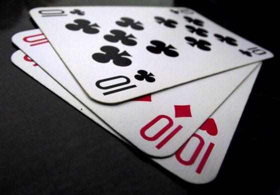 Тройка, сет и трипс в покере - какие бывают комбинации?